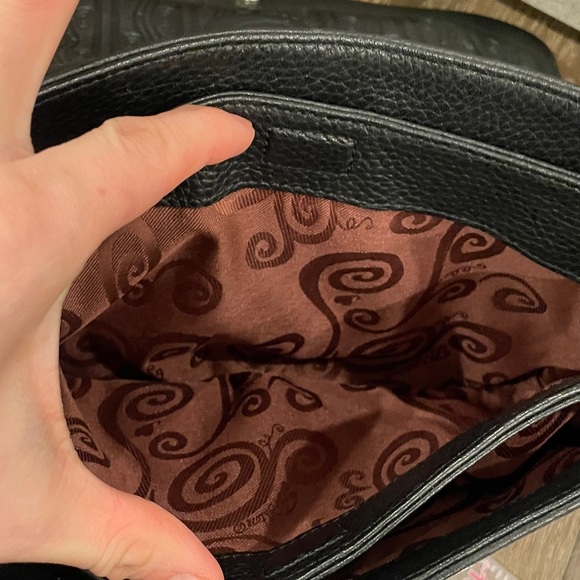 Chic Black Leather Brighton Shoulder Bag with Chain Detail - Picture 7 of 13